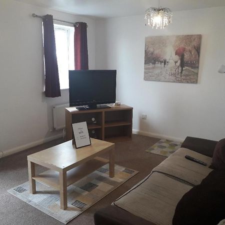 Villa 5 Bed House With Free Secure Parking In Pleasant Quiet Location à Wolverhampton Extérieur photo