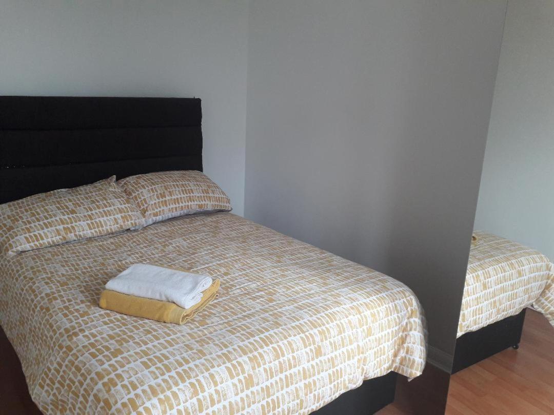 Villa 5 Bed House With Free Secure Parking In Pleasant Quiet Location à Wolverhampton Extérieur photo