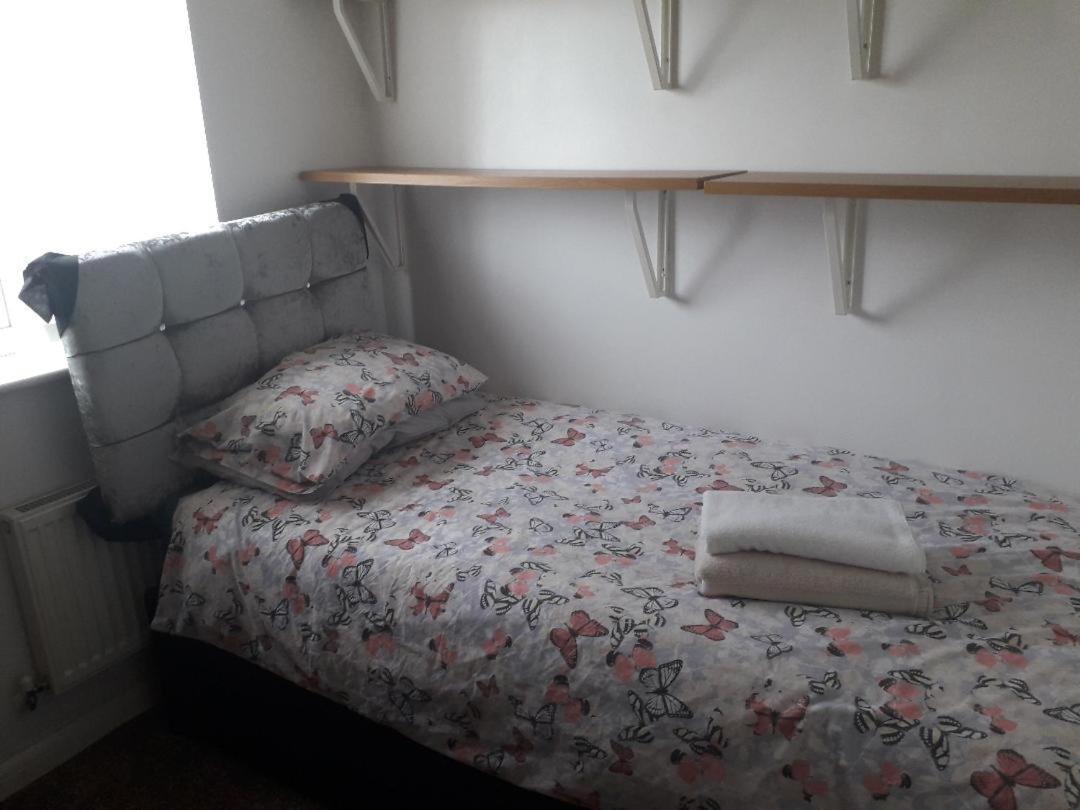 Villa 5 Bed House With Free Secure Parking In Pleasant Quiet Location à Wolverhampton Extérieur photo