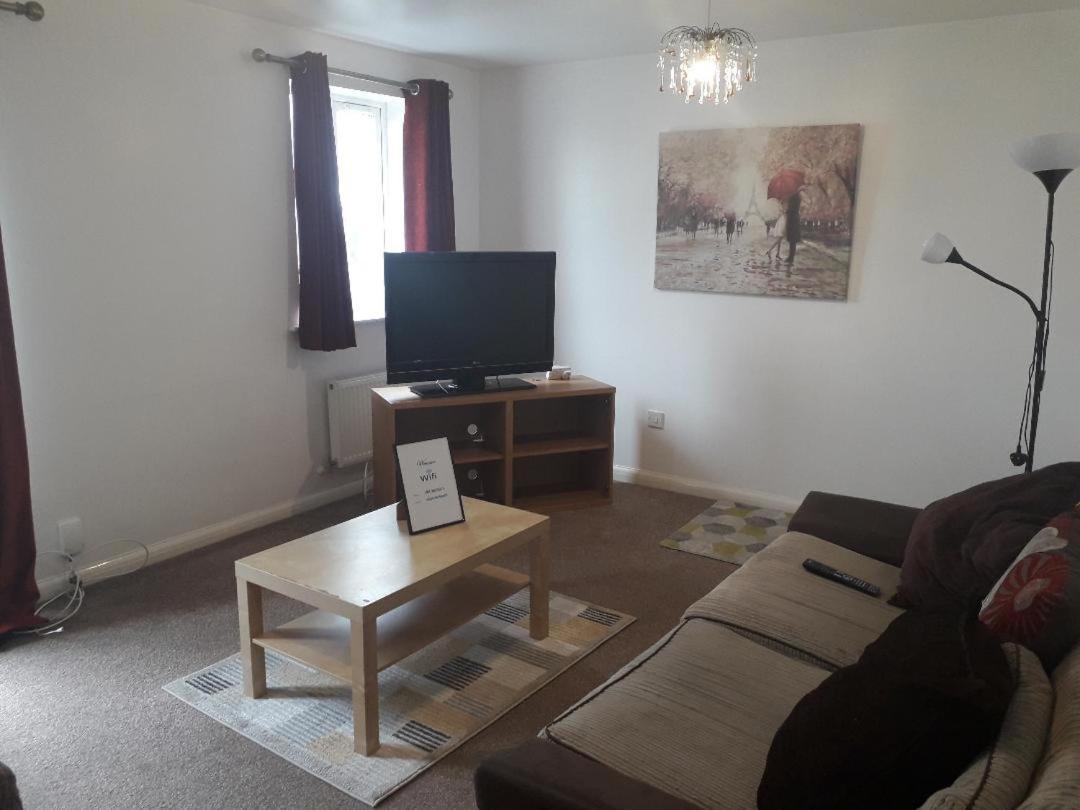 Villa 5 Bed House With Free Secure Parking In Pleasant Quiet Location à Wolverhampton Extérieur photo