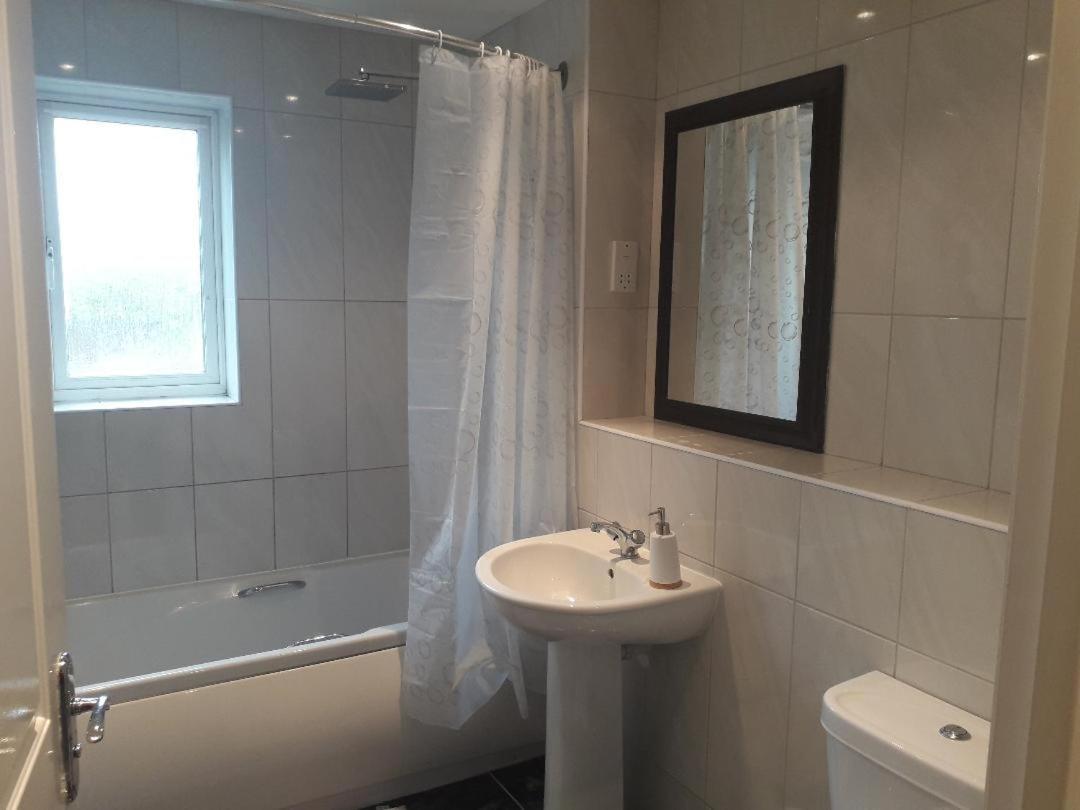 Villa 5 Bed House With Free Secure Parking In Pleasant Quiet Location à Wolverhampton Extérieur photo