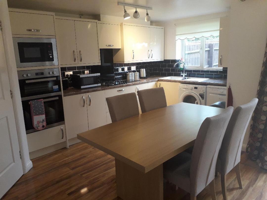 Villa 5 Bed House With Free Secure Parking In Pleasant Quiet Location à Wolverhampton Extérieur photo