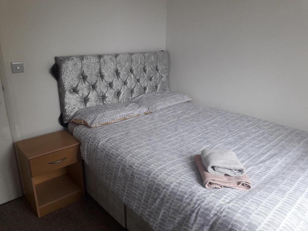 Villa 5 Bed House With Free Secure Parking In Pleasant Quiet Location à Wolverhampton Extérieur photo