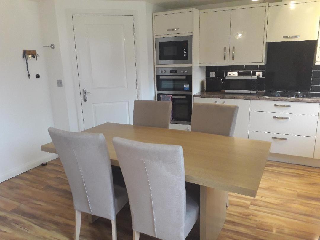 Villa 5 Bed House With Free Secure Parking In Pleasant Quiet Location à Wolverhampton Extérieur photo