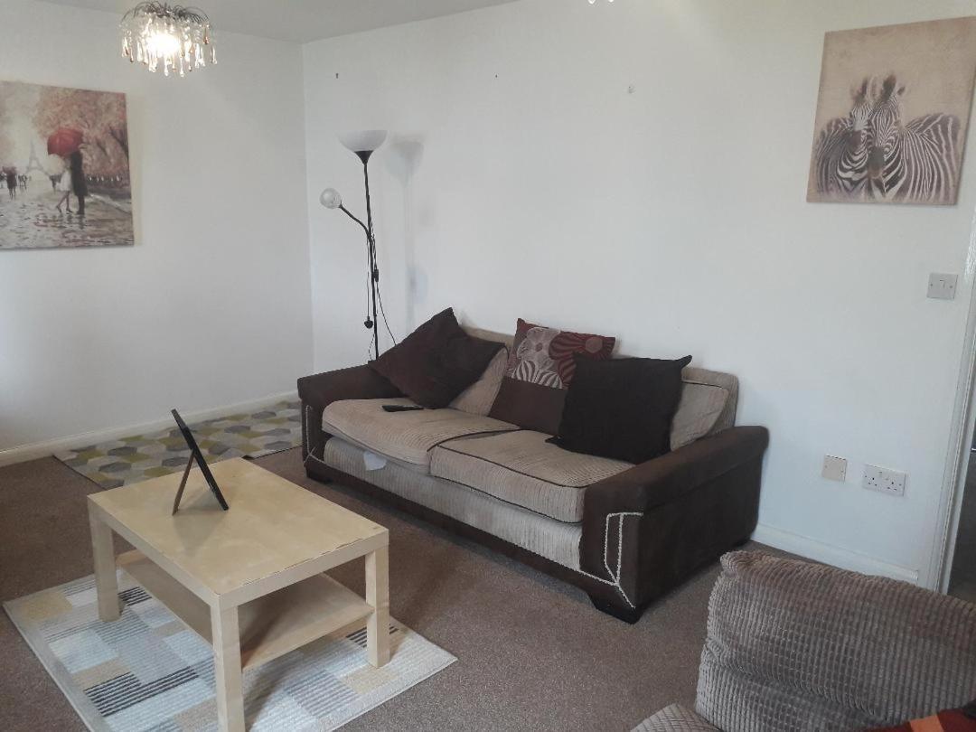 Villa 5 Bed House With Free Secure Parking In Pleasant Quiet Location à Wolverhampton Extérieur photo