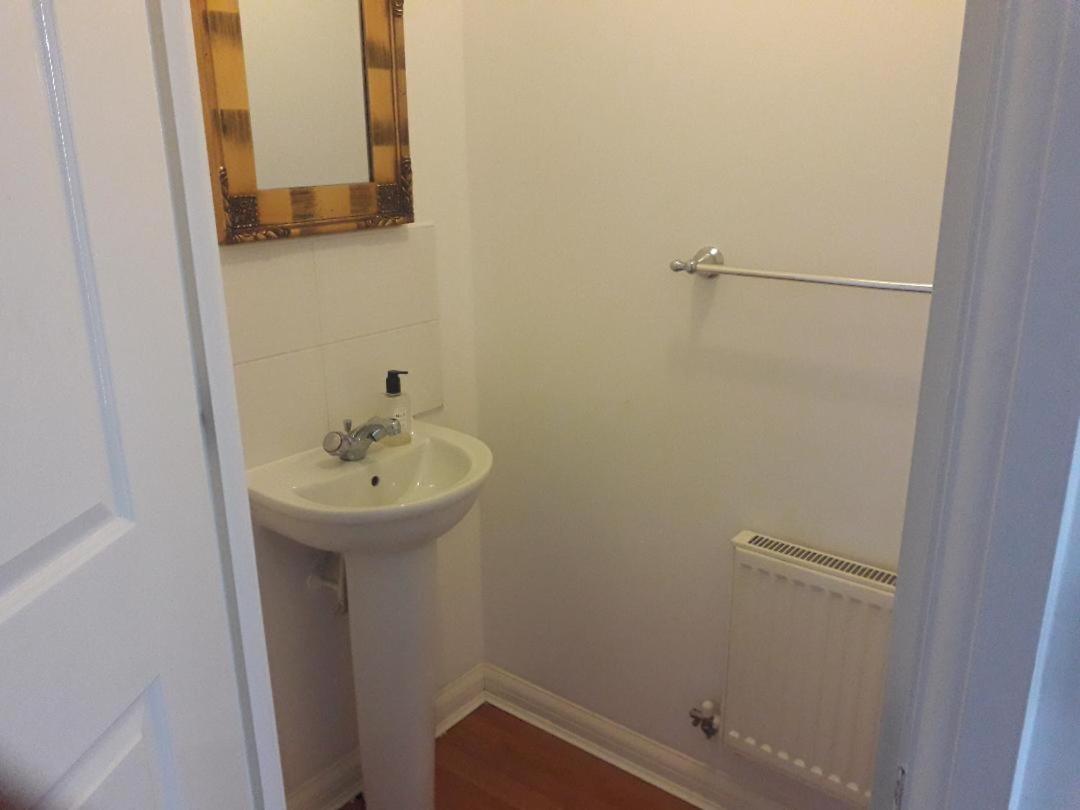 Villa 5 Bed House With Free Secure Parking In Pleasant Quiet Location à Wolverhampton Extérieur photo