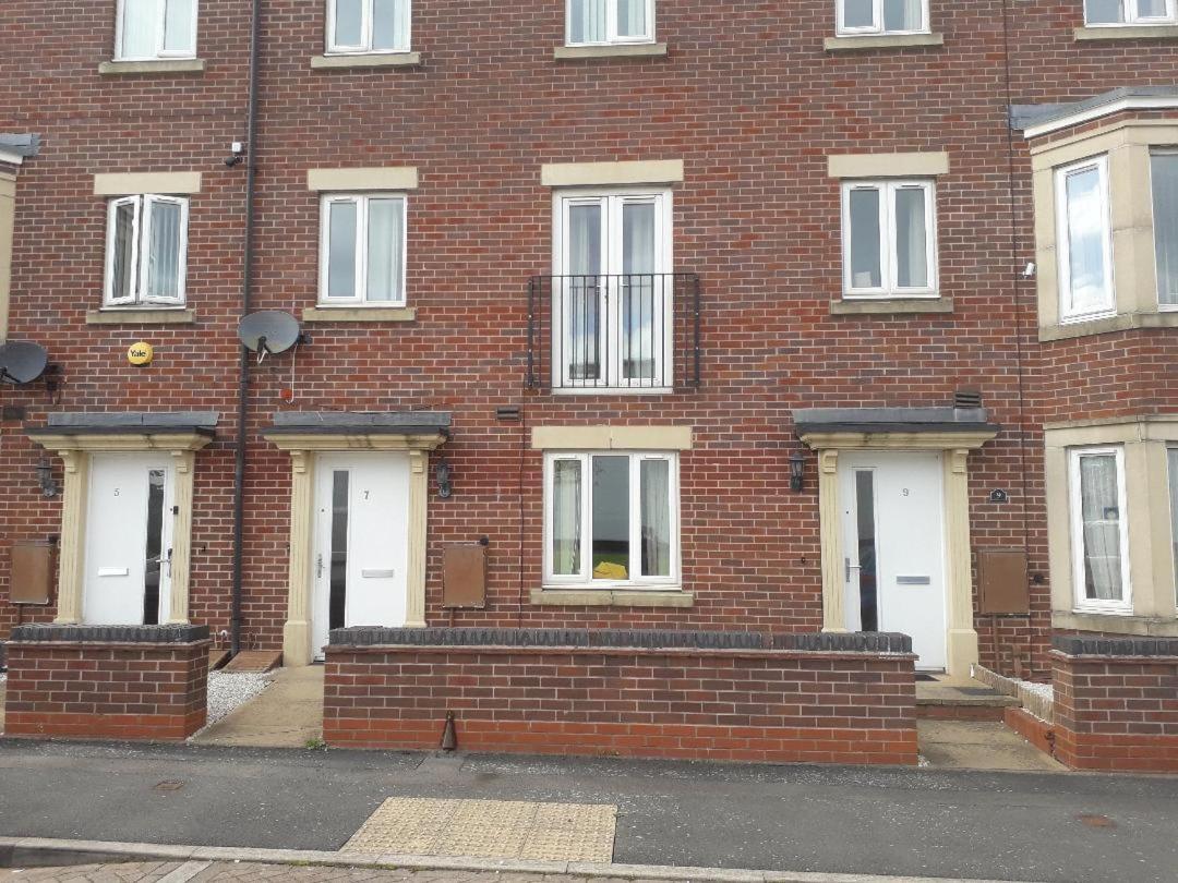 Villa 5 Bed House With Free Secure Parking In Pleasant Quiet Location à Wolverhampton Extérieur photo