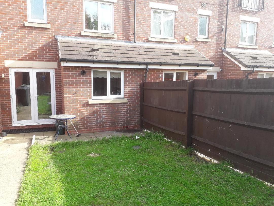 Villa 5 Bed House With Free Secure Parking In Pleasant Quiet Location à Wolverhampton Extérieur photo